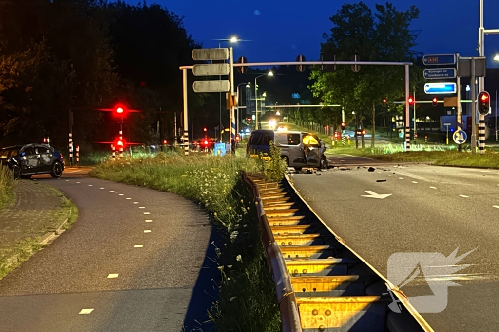 Auto vliegt in brand na ongeval op toerit