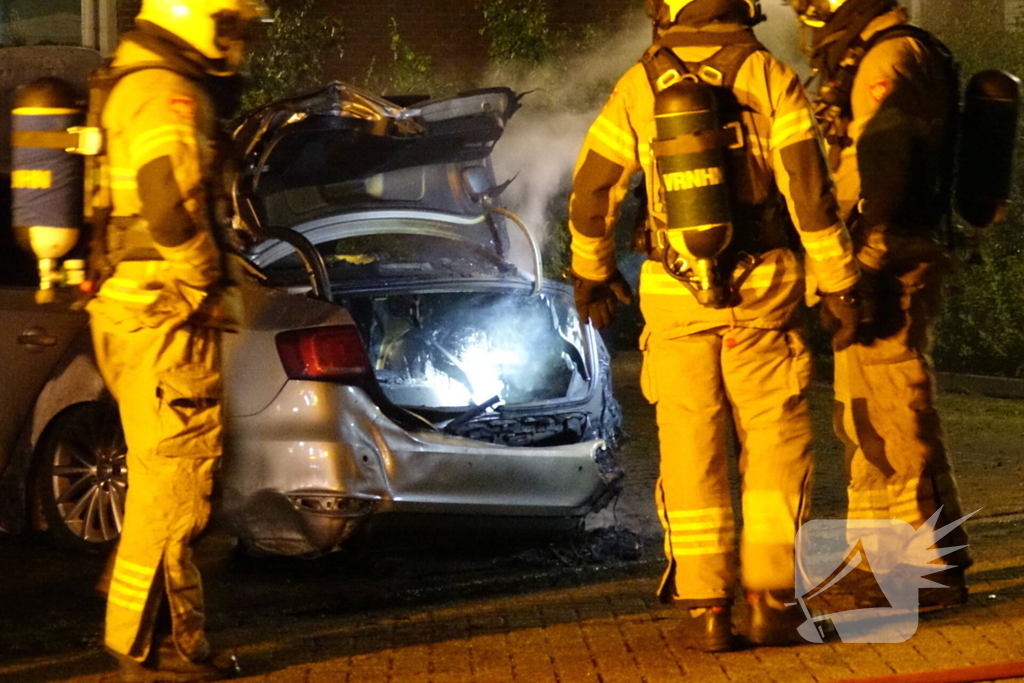 Dompelbak ingezet voor brandende hybride auto