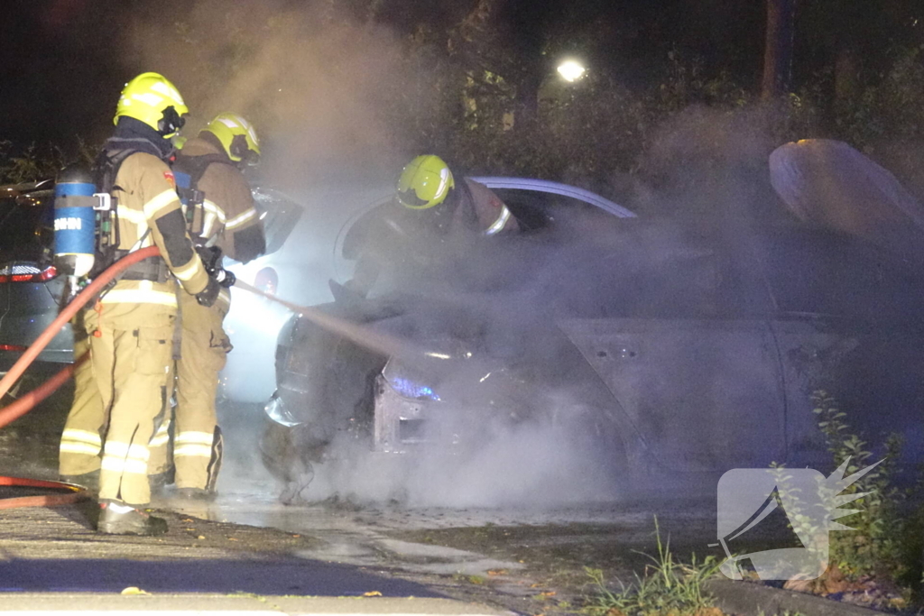 Dompelbak ingezet voor brandende hybride auto