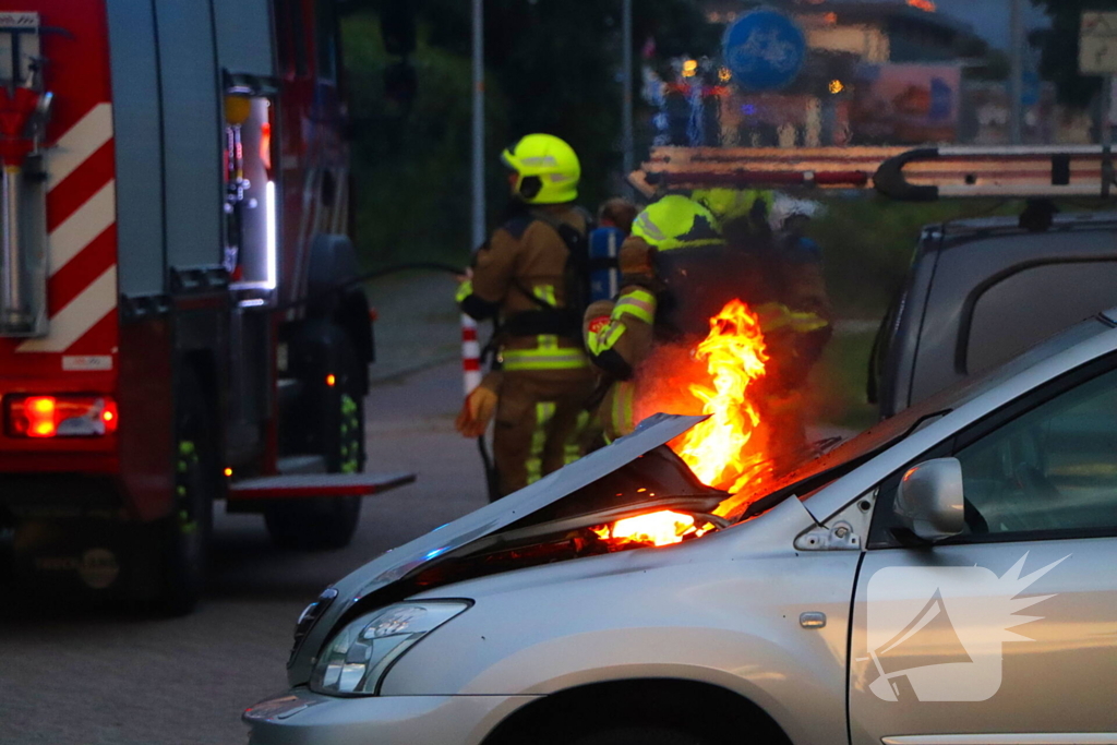 Personenwagen vliegt aan voorzijde in brand