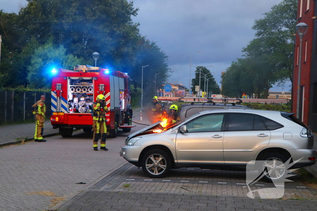 Personenwagen vliegt aan voorzijde in brand