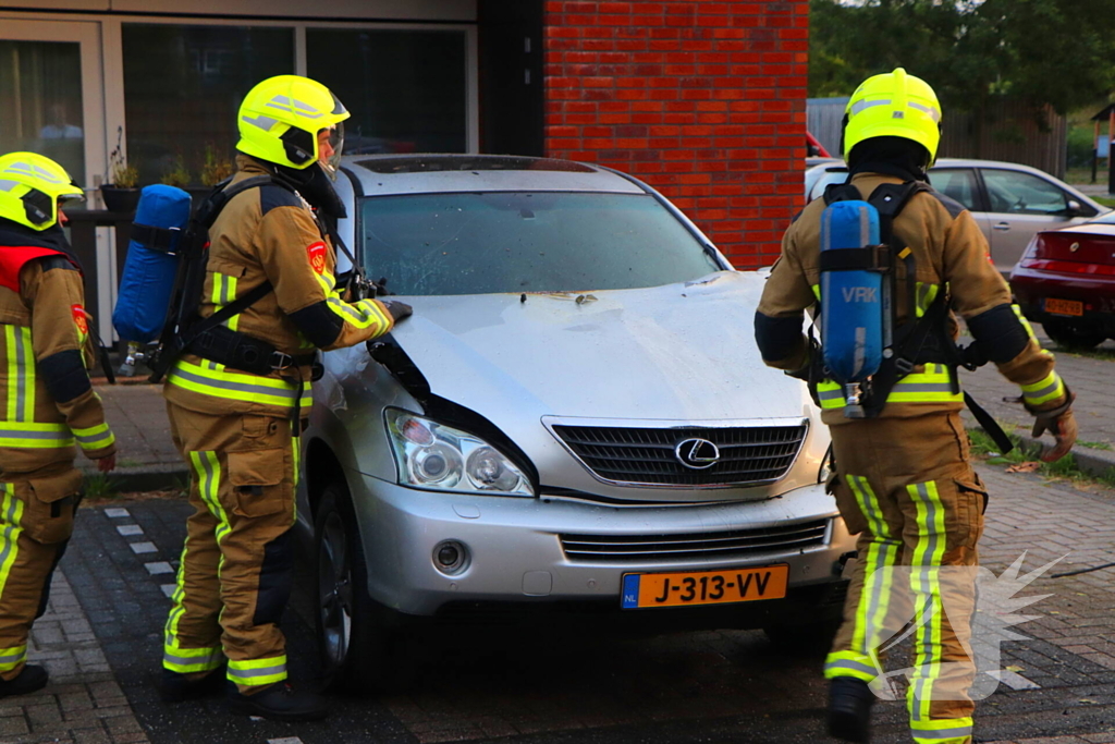 Personenwagen vliegt aan voorzijde in brand