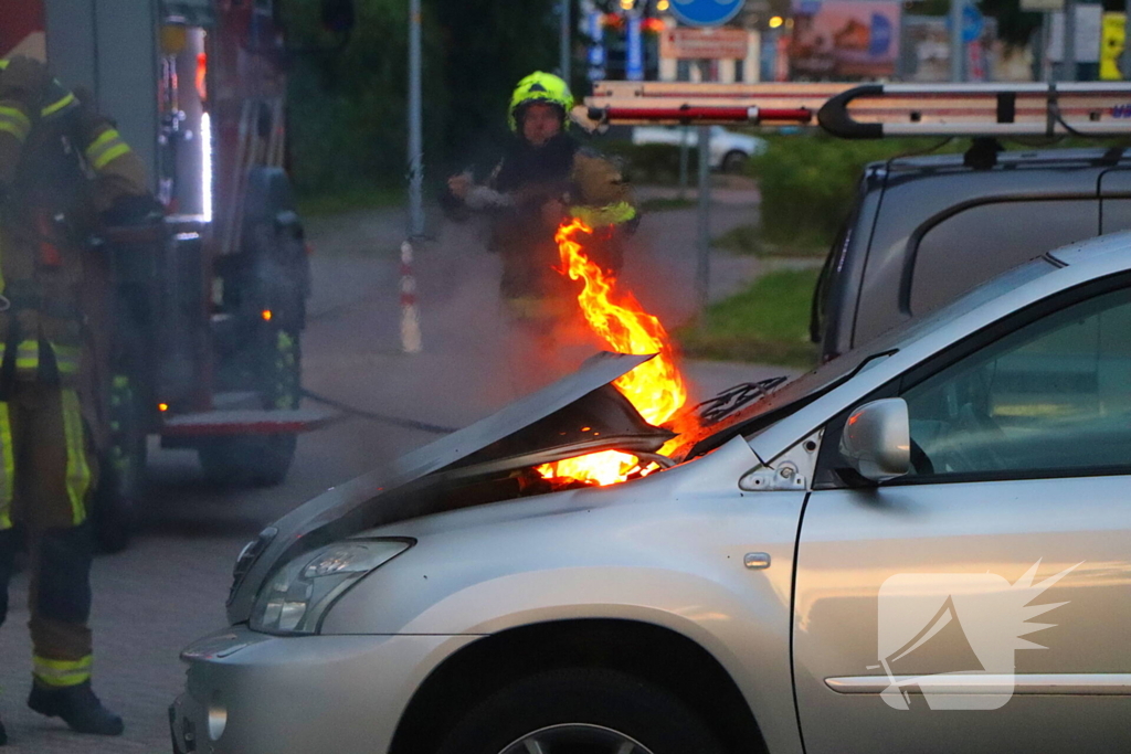 Personenwagen vliegt aan voorzijde in brand