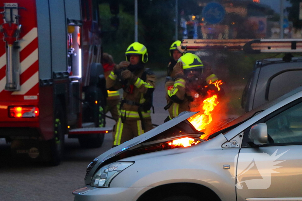 Personenwagen vliegt aan voorzijde in brand