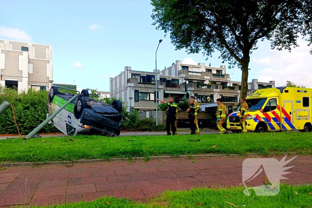 Bestelbus belandt op kop na crash