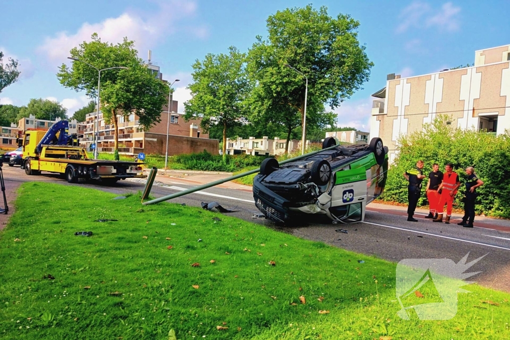 Bestelbus belandt op kop na crash