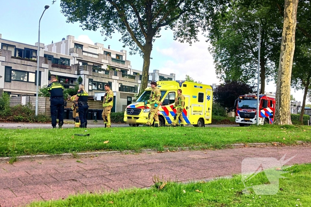 Bestelbus belandt op kop na crash