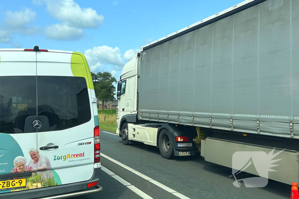 Enorme verkeershinder door vrachtwagen met pech