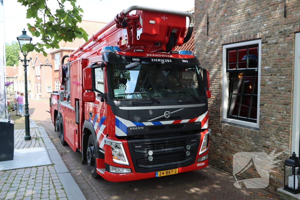 Brandweer assisteert imker bij verwijdering bijennest