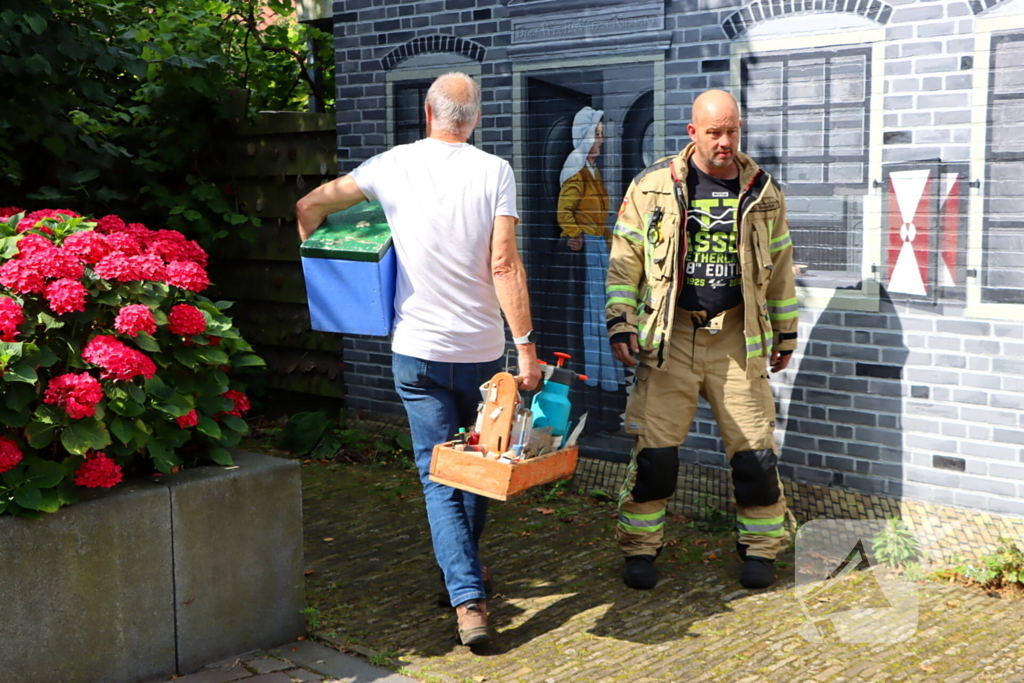 Brandweer assisteert imker bij verwijdering bijennest