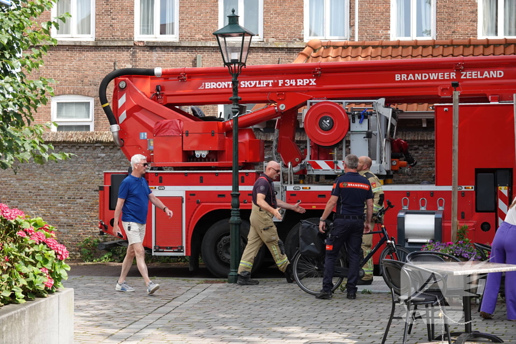 Brandweer assisteert imker bij verwijdering bijennest