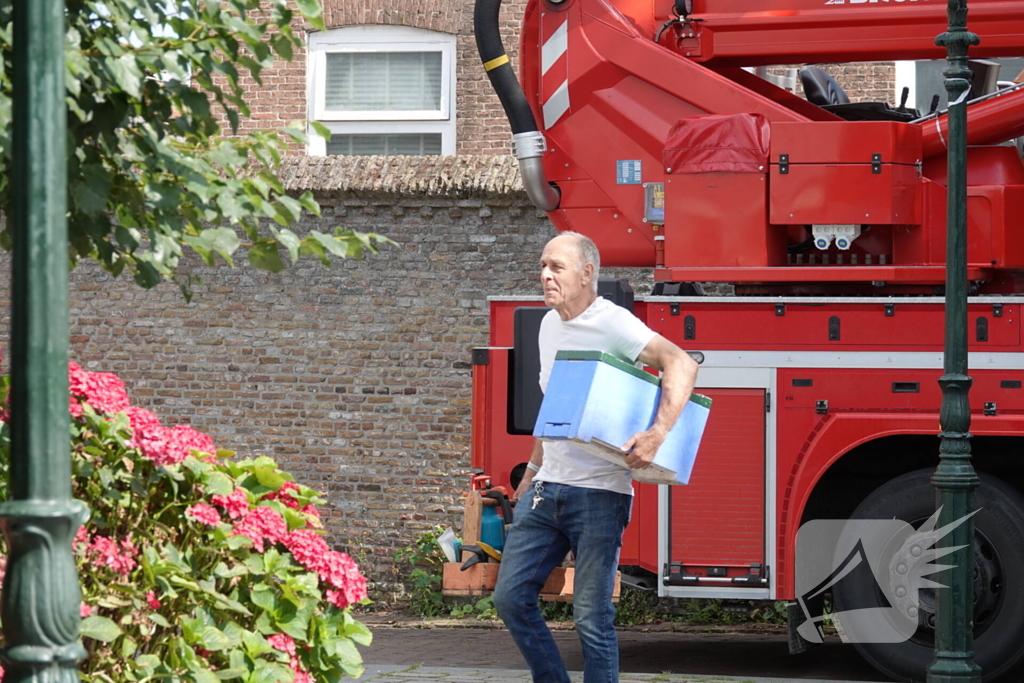 Brandweer assisteert imker bij verwijdering bijennest