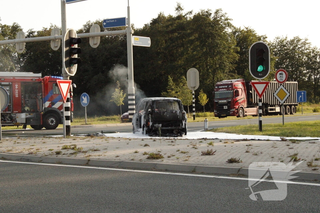 Voertuig volledig verwoest door brand