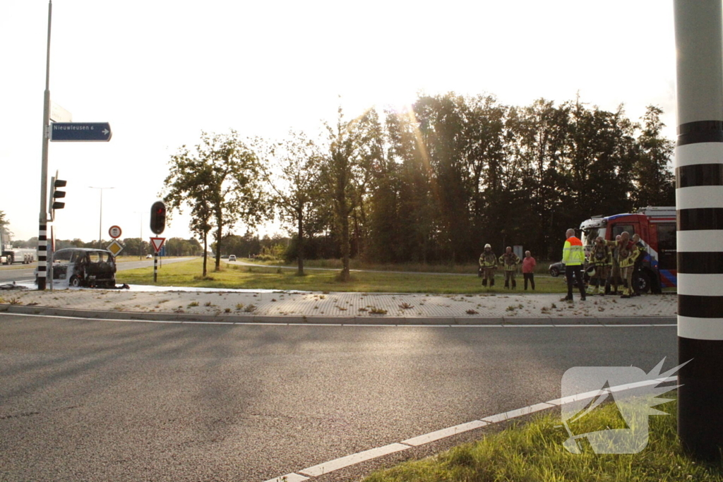 Voertuig volledig verwoest door brand