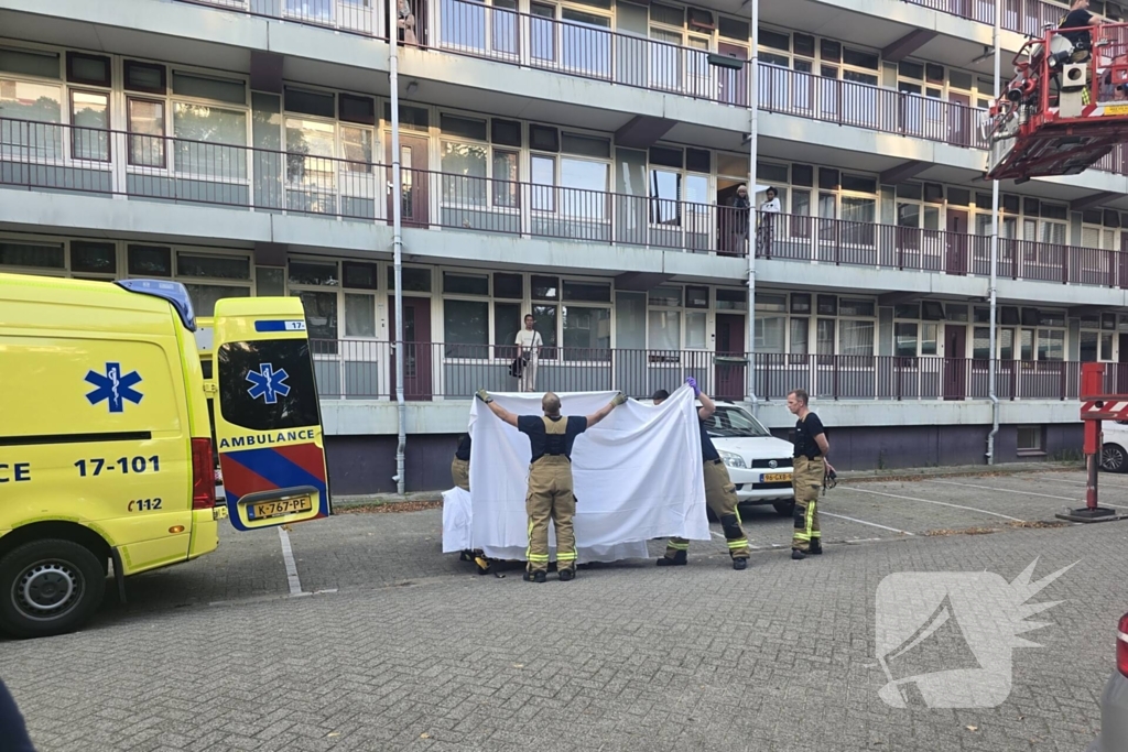 Brandweer haalt gewonde uit brandende woning