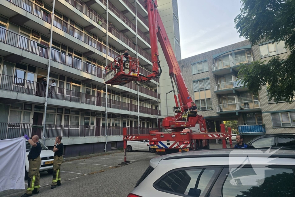 Brandweer haalt gewonde uit brandende woning