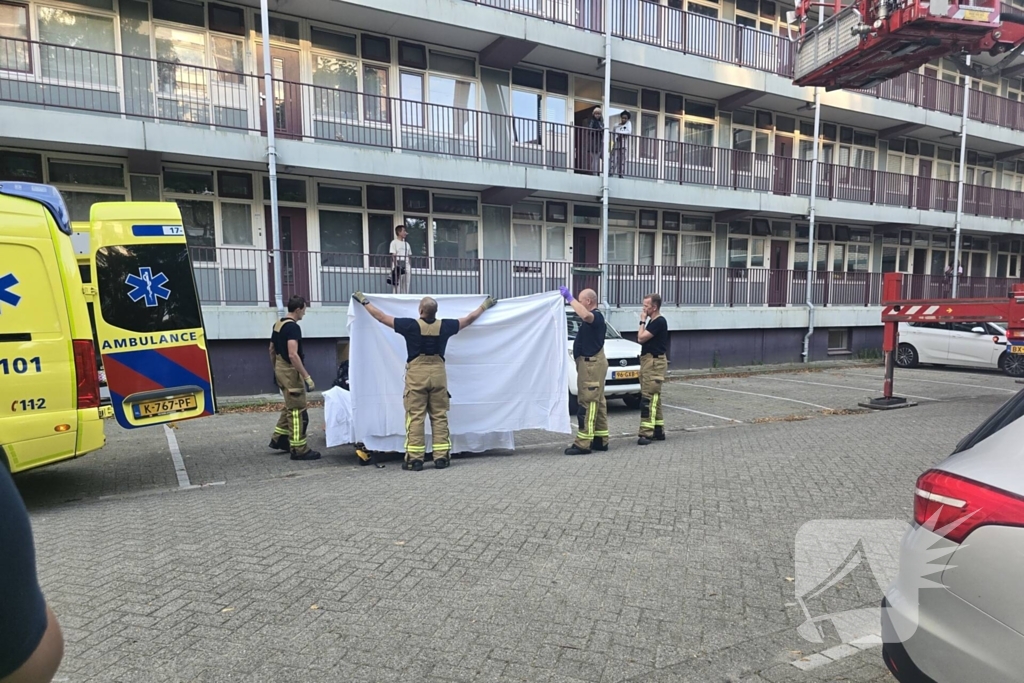 Brandweer haalt gewonde uit brandende woning