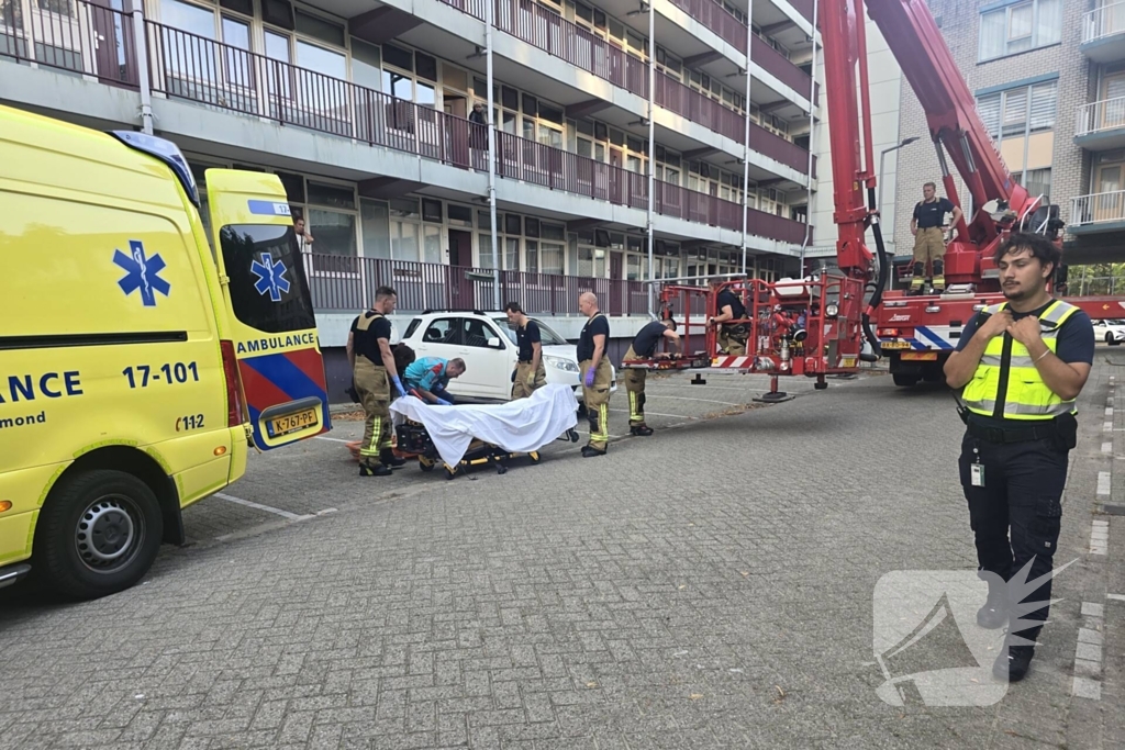 Brandweer haalt gewonde uit brandende woning