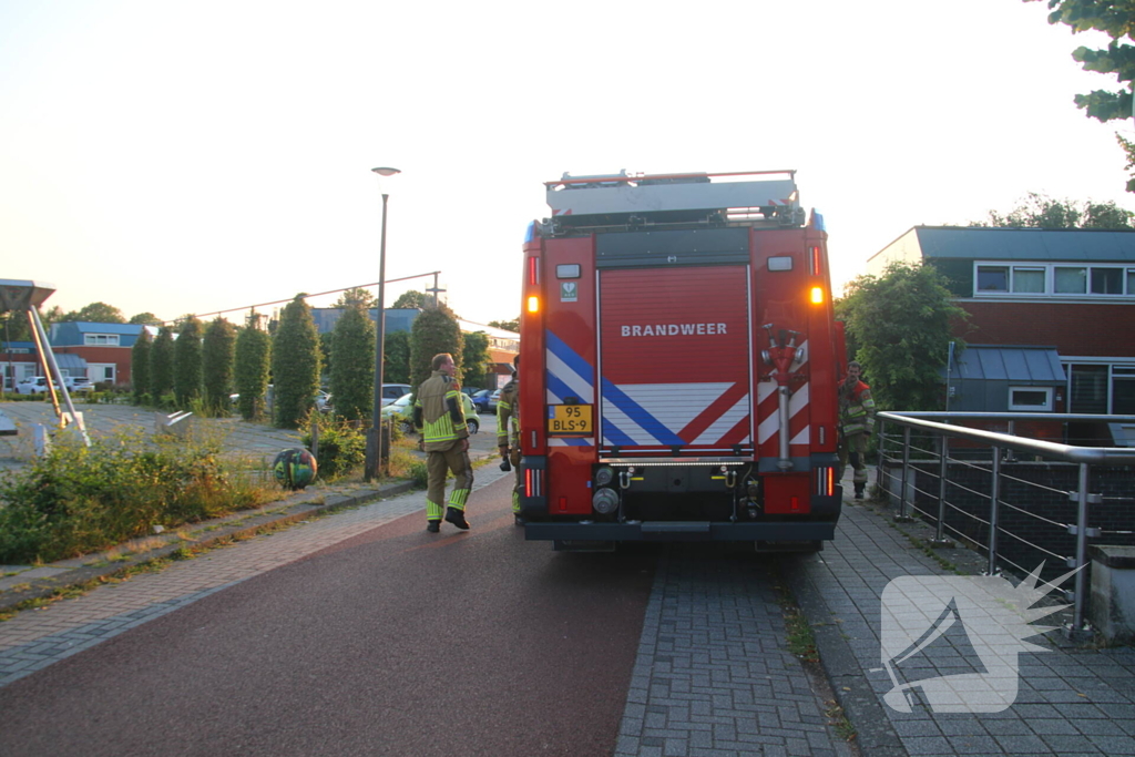 Brandweer dooft buitenbrand met emmer water