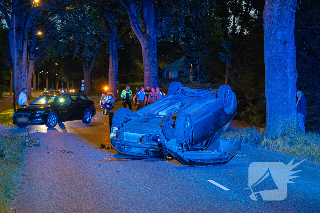 Ravage nadat auto op kop belandt