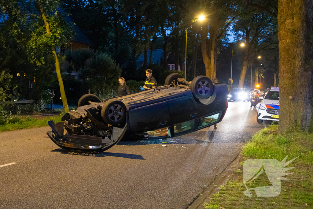 Ravage nadat auto op kop belandt