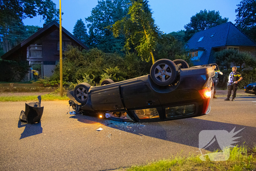 Ravage nadat auto op kop belandt