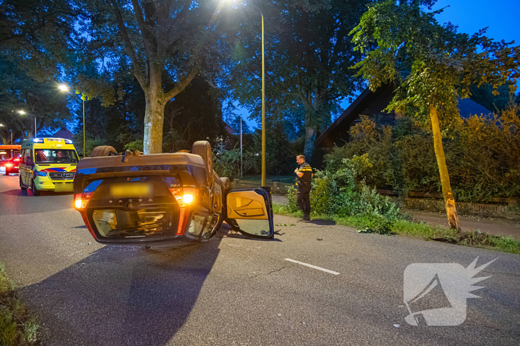 Ravage nadat auto op kop belandt