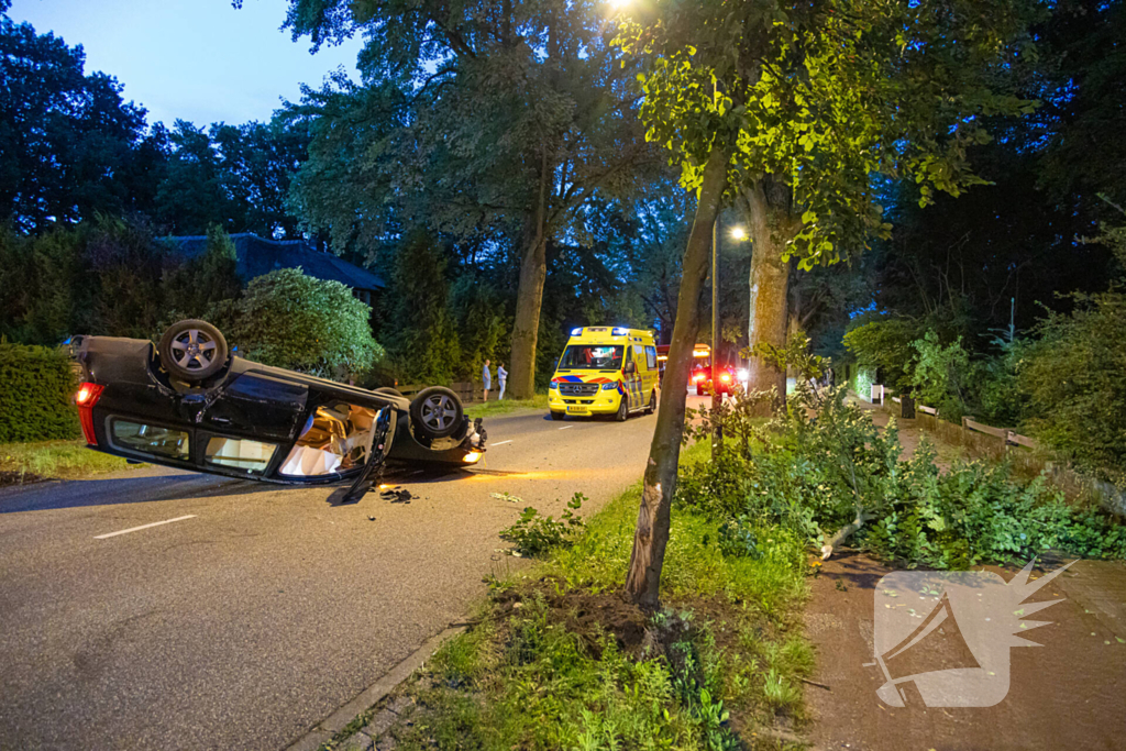 Ravage nadat auto op kop belandt