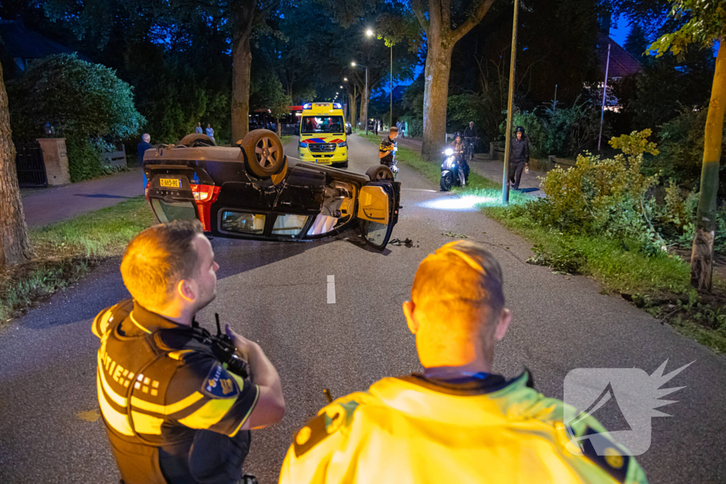 Ravage nadat auto op kop belandt