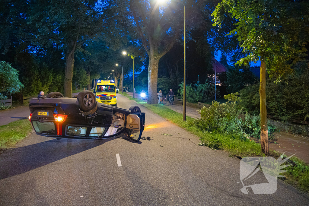 Ravage nadat auto op kop belandt