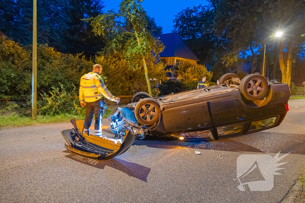 Ravage nadat auto op kop belandt