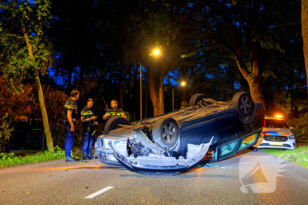 Ravage nadat auto op kop belandt