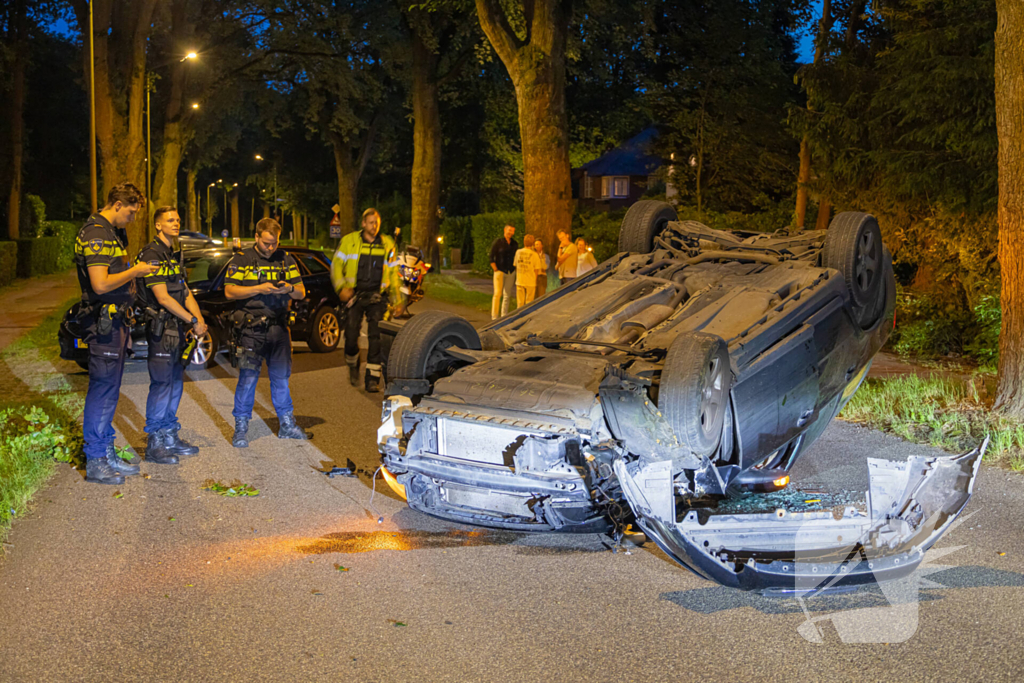 Ravage nadat auto op kop belandt