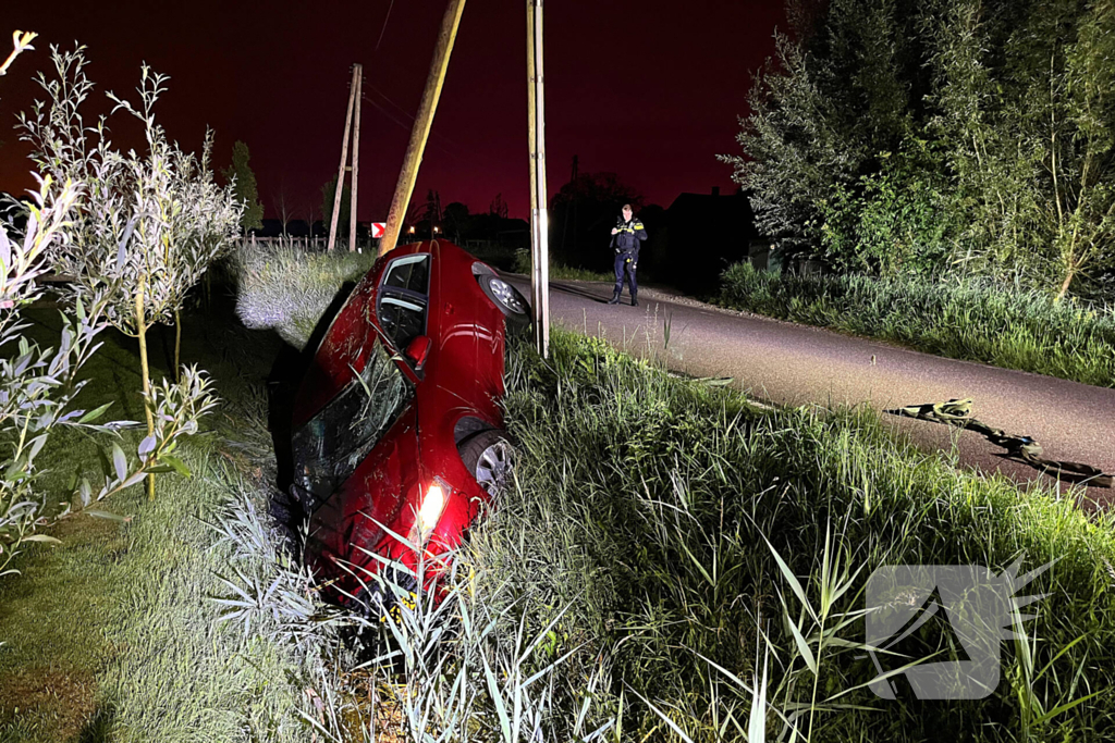 Automobilist komt tot stilstand in sloot