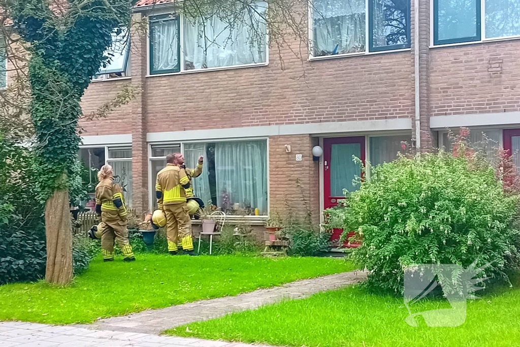 Brandweerlieden doen onderzoek naar Rookmelder