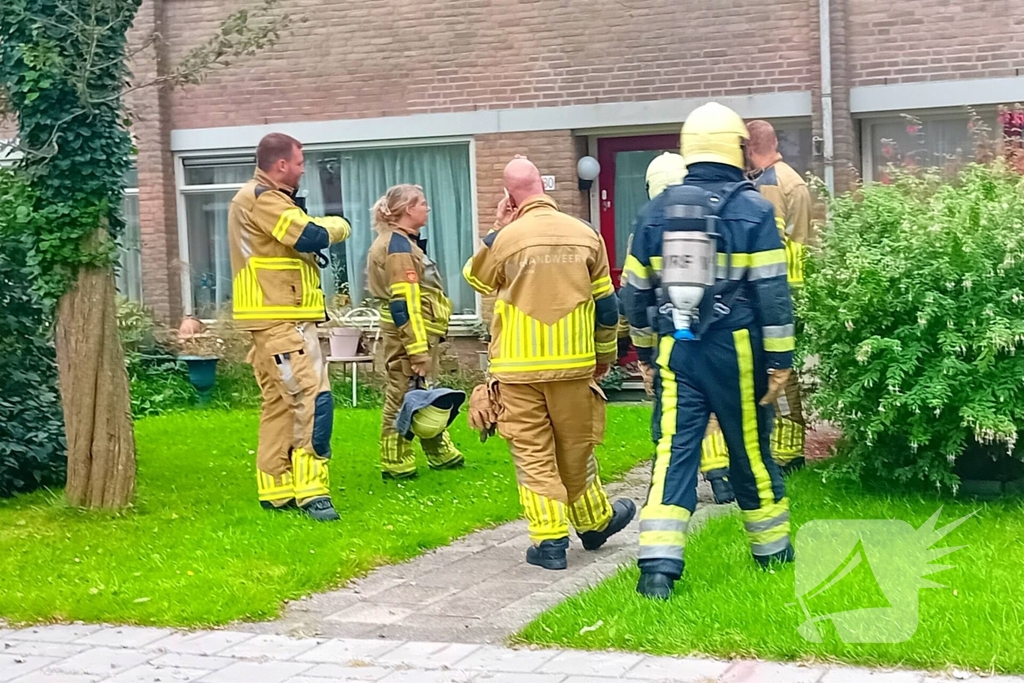 Brandweerlieden doen onderzoek naar Rookmelder