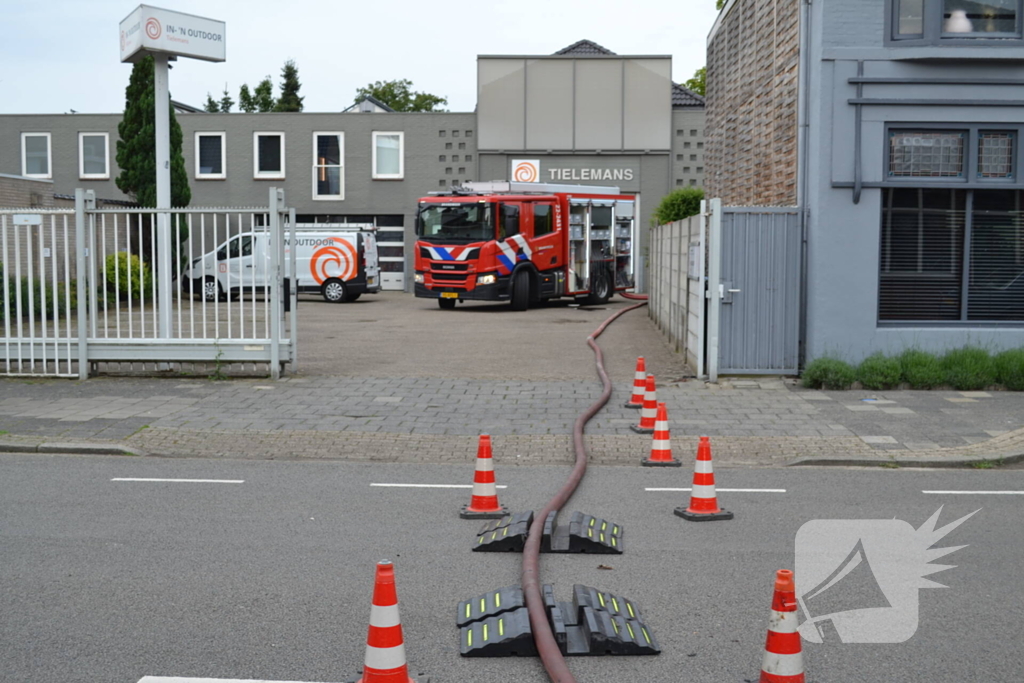 Flinke brand bij autobedrijf