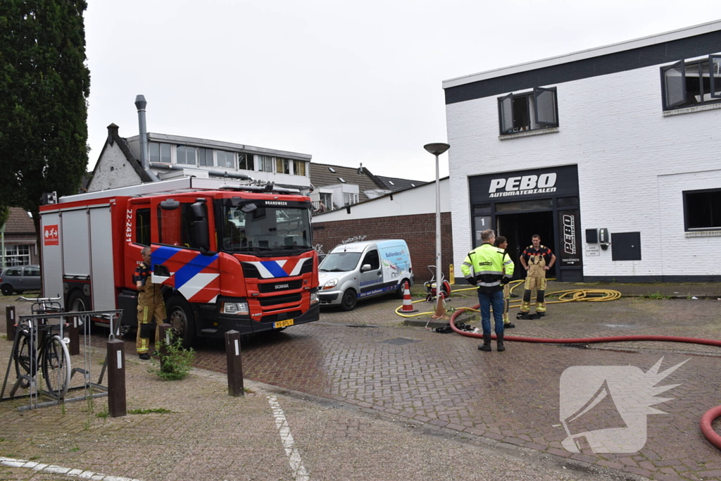 Flinke brand bij autobedrijf