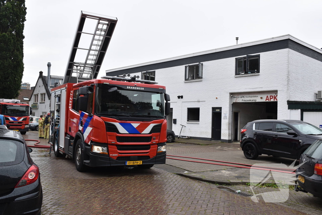 Flinke brand bij autobedrijf