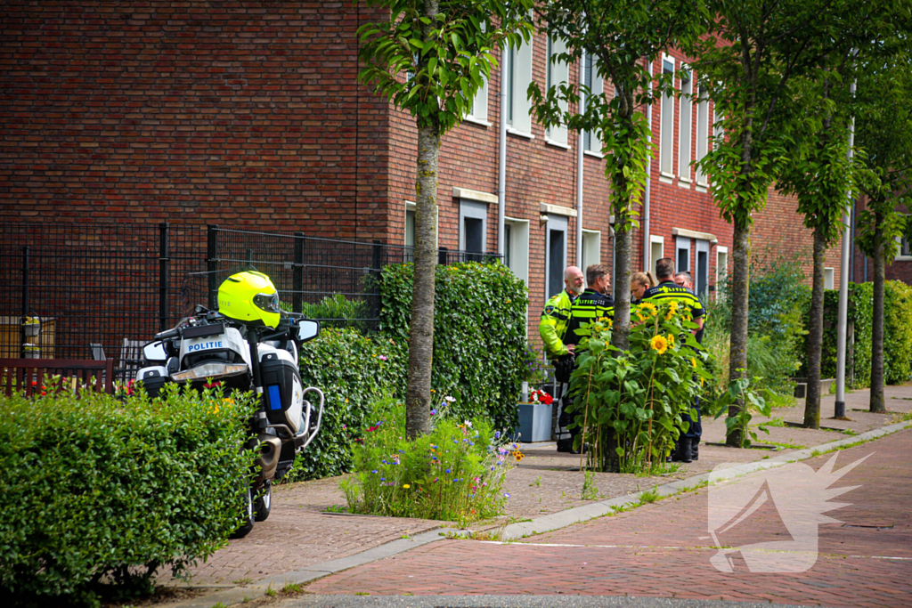 Politie doet onderzoek in woning naar overleden persoon