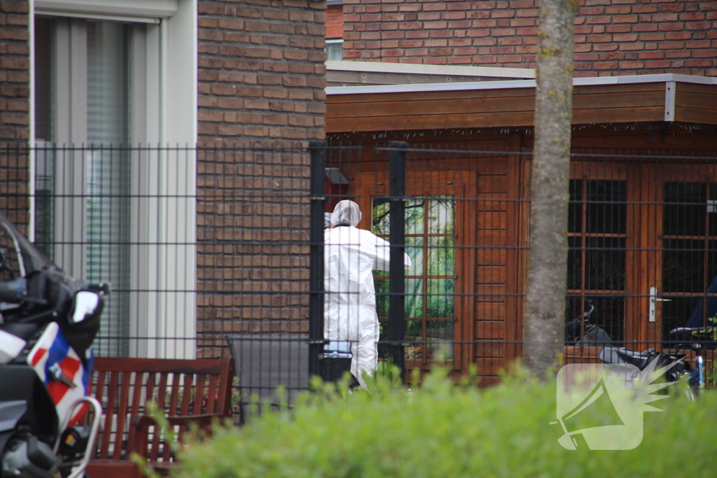 Politie doet onderzoek in woning naar overleden persoon