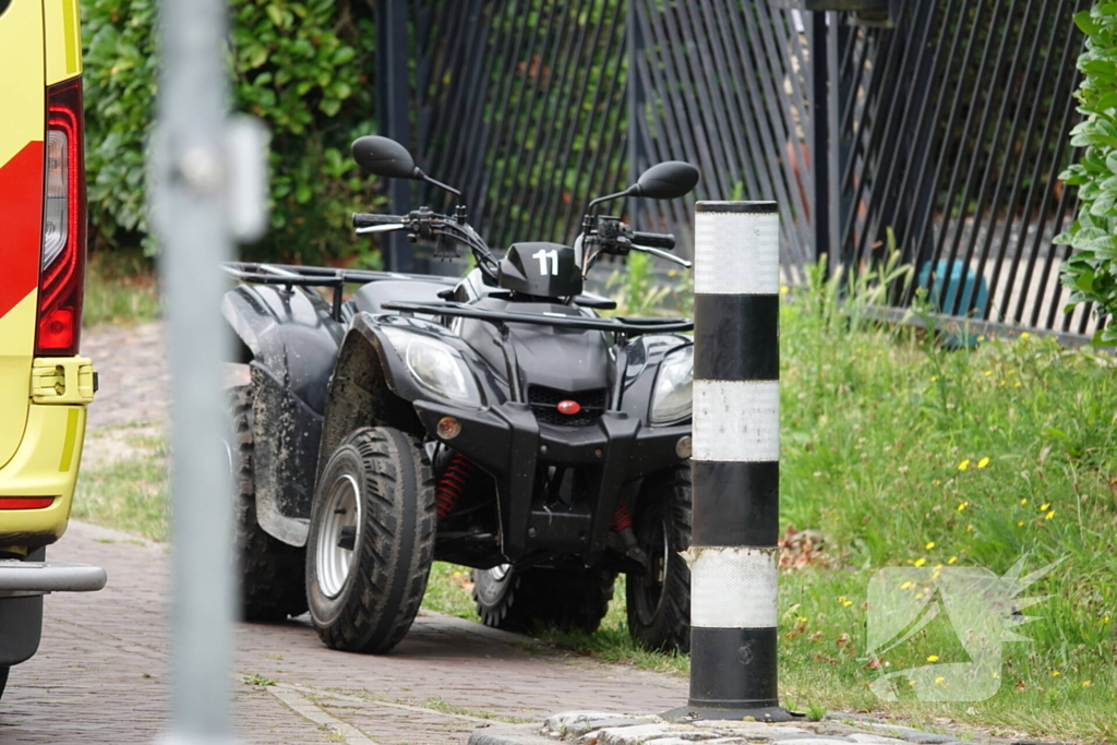 Quadbestuurder rijdt tegen paal en raakt gewond