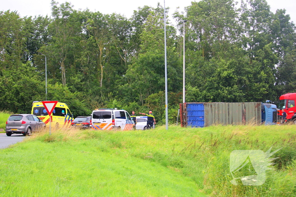 Vrachtwagenchauffeur verliest macht over stuur en belandt op zijkant