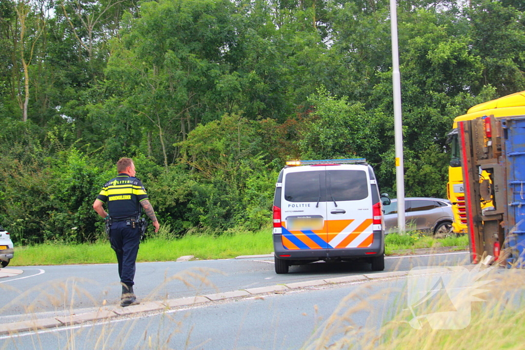 Vrachtwagenchauffeur verliest macht over stuur en belandt op zijkant