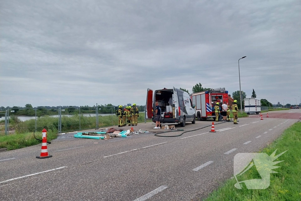 Brandweer ingezet voor brandend materiaal in bestelbus