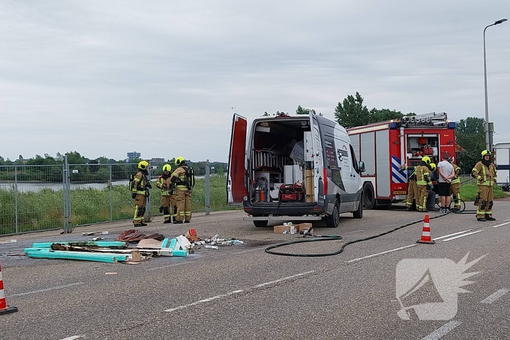 Brandweer ingezet voor brandend materiaal in bestelbus