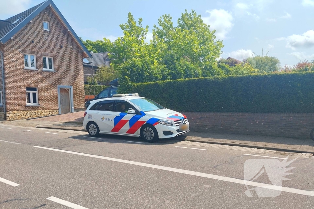 Fietsers geschept in bocht door noodstop van auto met caravan