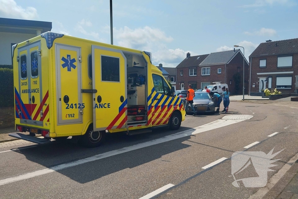 Fietsers geschept in bocht door noodstop van auto met caravan