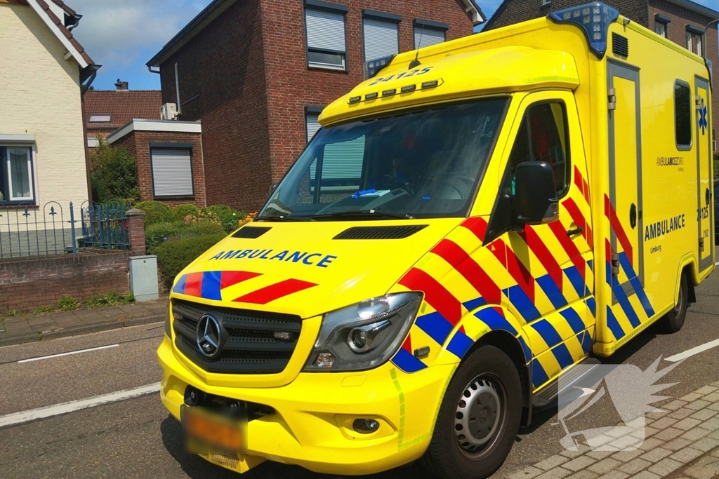 Fietsers geschept in bocht door noodstop van auto met caravan