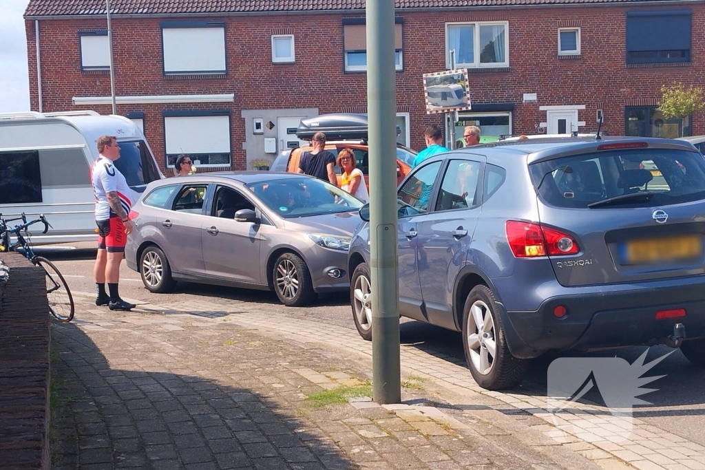 Fietsers geschept in bocht door noodstop van auto met caravan